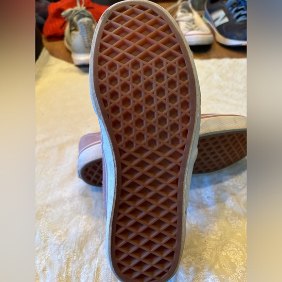 Vans Youth size 4 Low Top Suede Skateboarding Shoes, padded tongue. - Picture 6 of 11